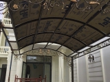 Có nên sử dụng tấm nhựa polycarbonate làm mái che không ?