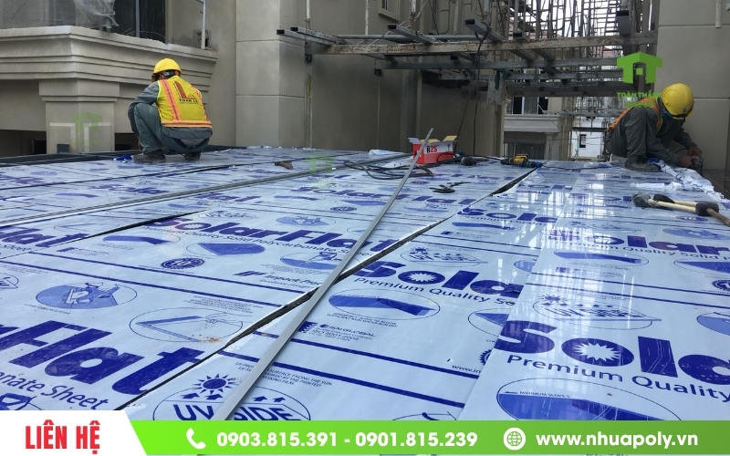 Thi công giếng trời bằng tấm polycarbonate solar light đúng kỹ thuật