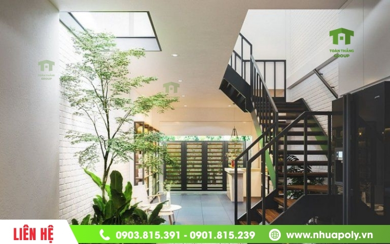 Giếng trời bằng tấm polycarbonate lấy sáng, tạo không gian xanh thoáng đãng.